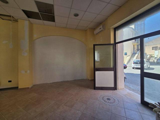 Locale Commerciale in affitto a Calabria, Catanzaro