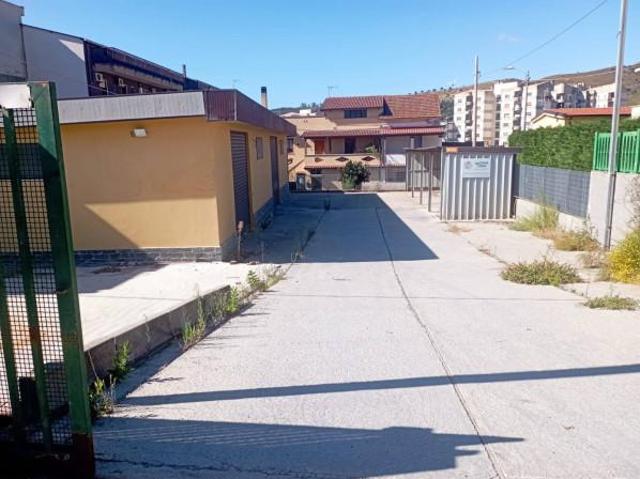 Locale Commerciale in affitto a Calabria, Catanzaro
