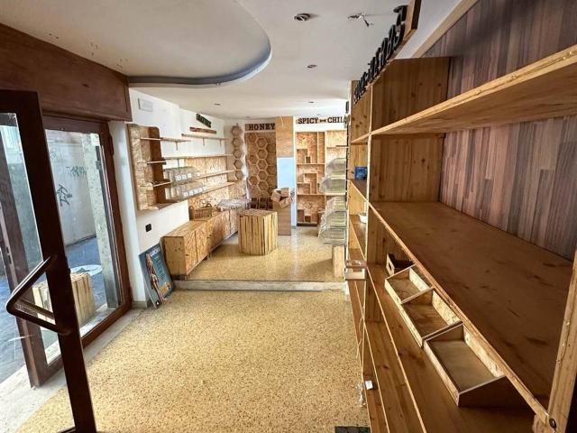 Locale Commerciale in affitto a Passetto, Cava De' Tirreni