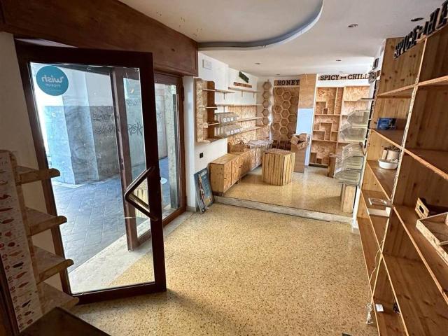Locale Commerciale in affitto a Passetto, Cava De' Tirreni