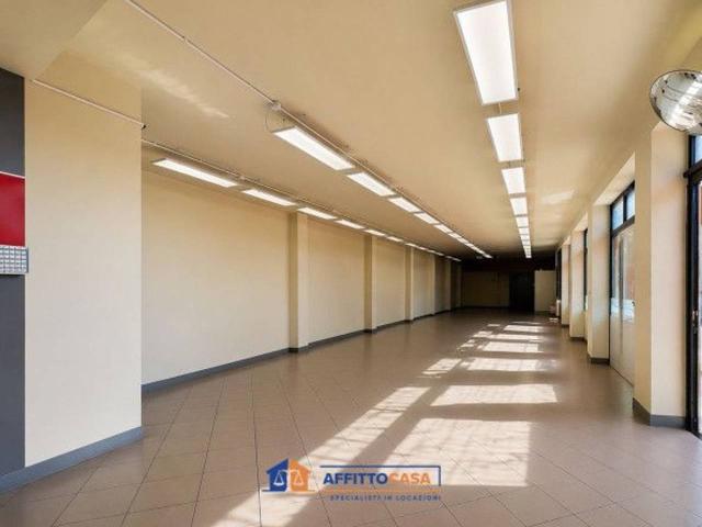 Locale Commerciale in affitto a Piemonte, Cuneo