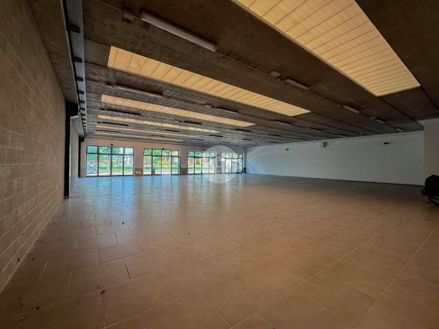 Locale Commerciale in affitto a Cavernago, Lombardia