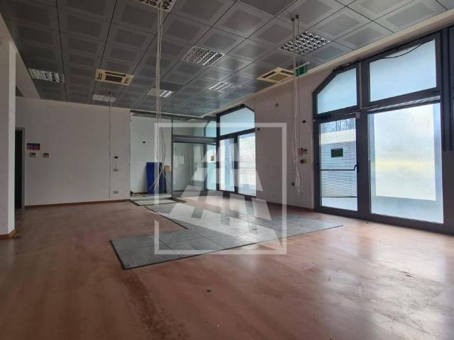 Locale Commerciale in affitto a Val d’Enza, Re
