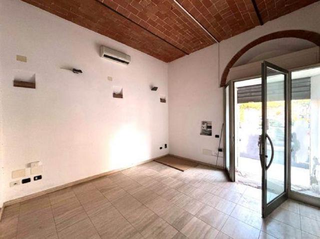 Locale Commerciale in affitto a Cecina, Livorno