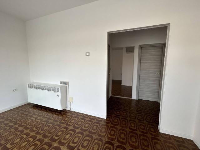 Locale Commerciale in affitto a Unione Alto Ferrarese, Cento