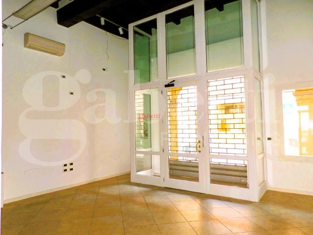 Locale Commerciale in affitto a Unione Alto Ferrarese, Cento