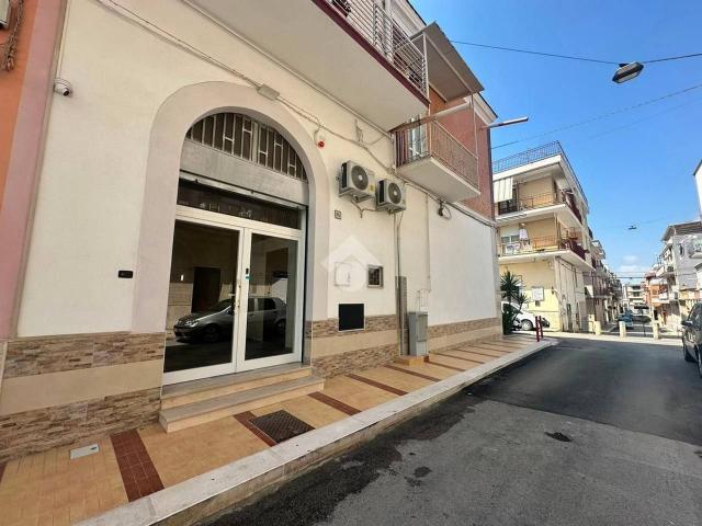 Locale Commerciale in affitto a Puglia, Foggia