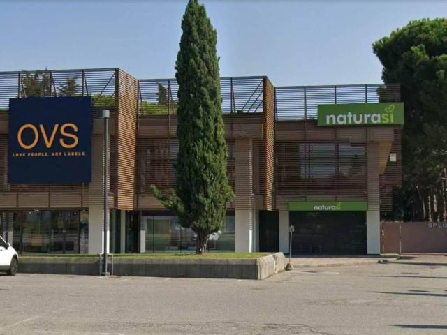 Locale Commerciale in affitto a Cernusco Lombardone, Lombardia