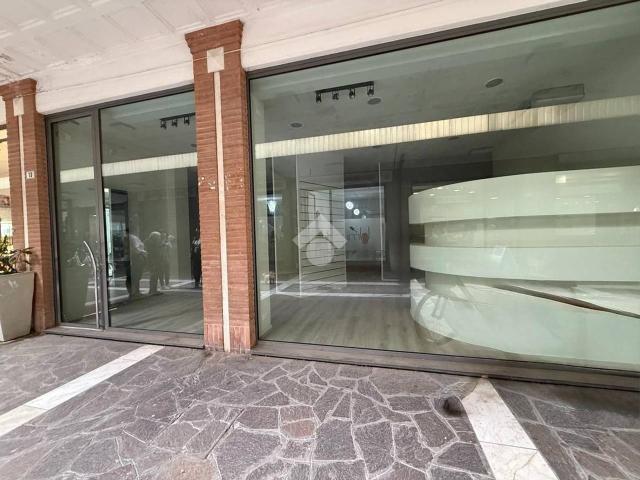 Locale Commerciale in affitto a Cervia, Reggio Emilia