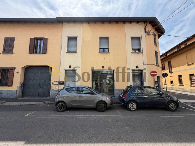 Locale Commerciale in affitto a Cesano Maderno, Lombardia