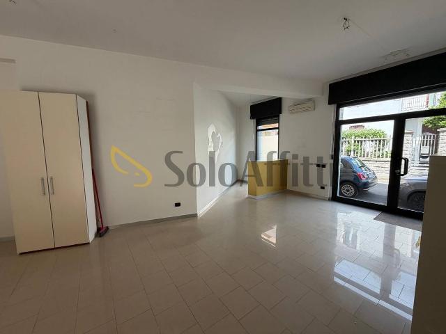 Locale Commerciale in affitto a Cesano Maderno, Lombardia