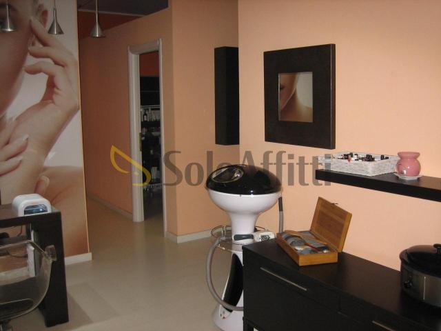 Locale Commerciale in affitto a Cesano Maderno, Lombardia