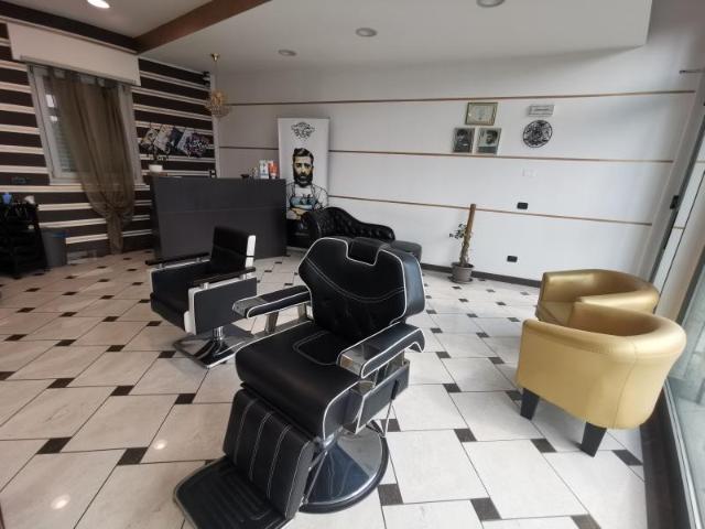 Locale Commerciale in affitto a Cesano Maderno, Lombardia