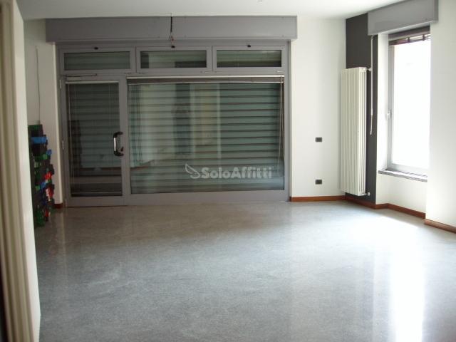 Locale Commerciale in affitto a Cesano Maderno, Lombardia