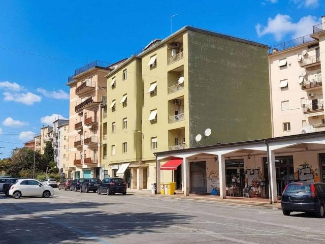 Locale Commerciale in affitto a Marche, Ancona