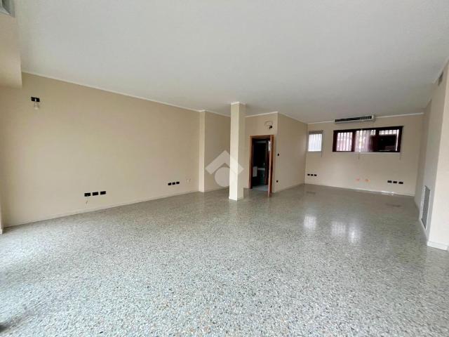 Locale Commerciale in affitto a Cittadella, Veneto