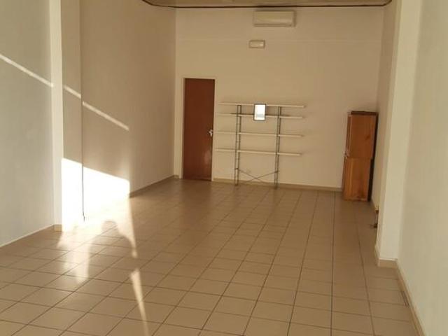 Locale Commerciale in affitto a San Marone, Marche