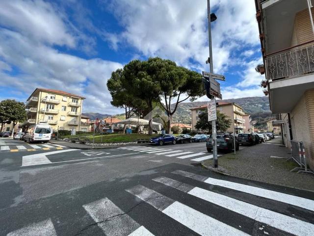 Locale Commerciale in affitto a San Salvatore, Cogorno