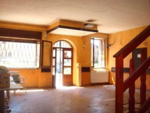 Locale Commerciale in affitto a Colle Brianza, Lombardia