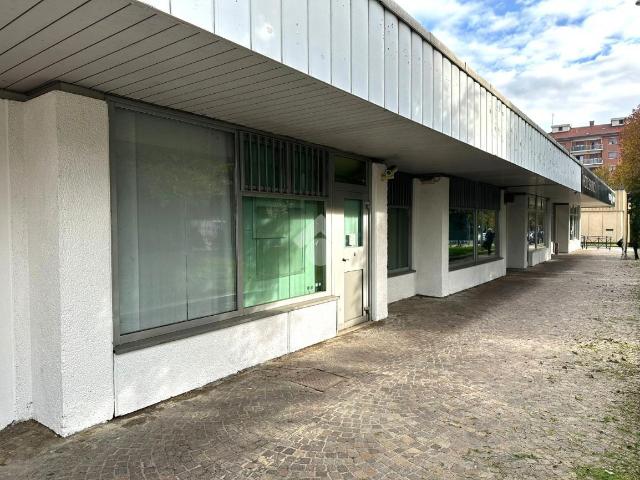 Locale Commerciale in affitto a Leumann, Piemonte
