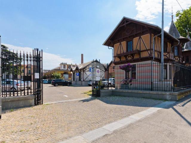 Locale Commerciale in affitto a Leumann, Piemonte