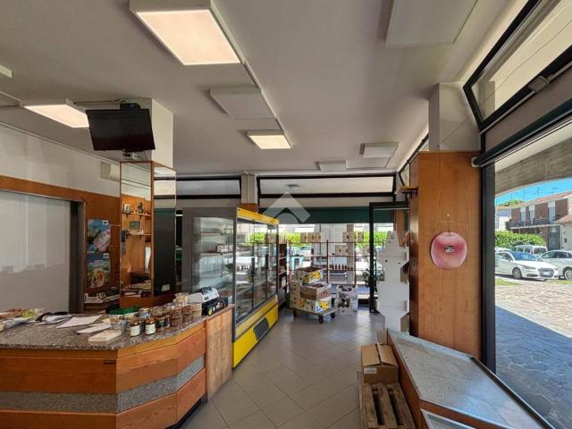 Locale Commerciale in affitto a Concorezzo, Lombardia