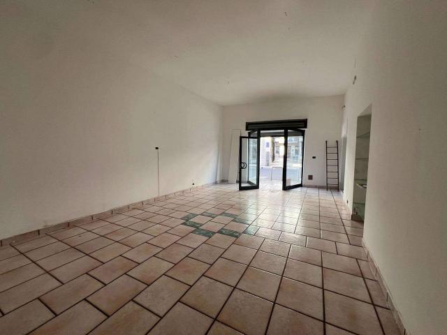 Locale Commerciale in affitto a Puglia, Bari