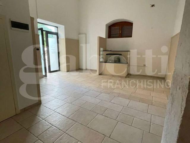 Locale Commerciale in affitto a Puglia, Bari