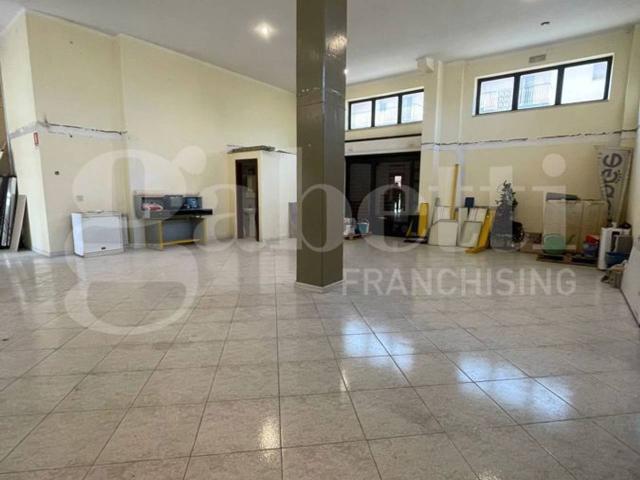 Locale Commerciale in affitto a Puglia, Bari