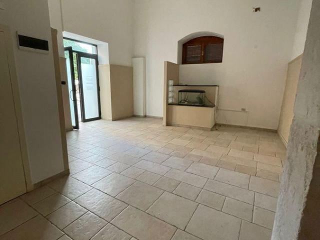 Locale Commerciale in affitto a Puglia, Bari