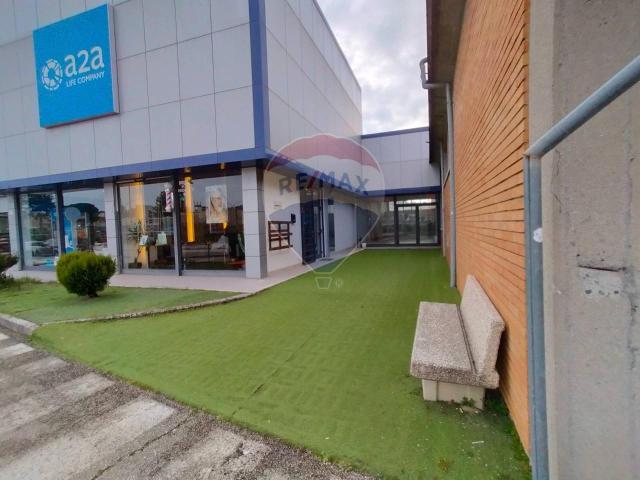 Locale Commerciale in affitto a Chiugiana, Corciano