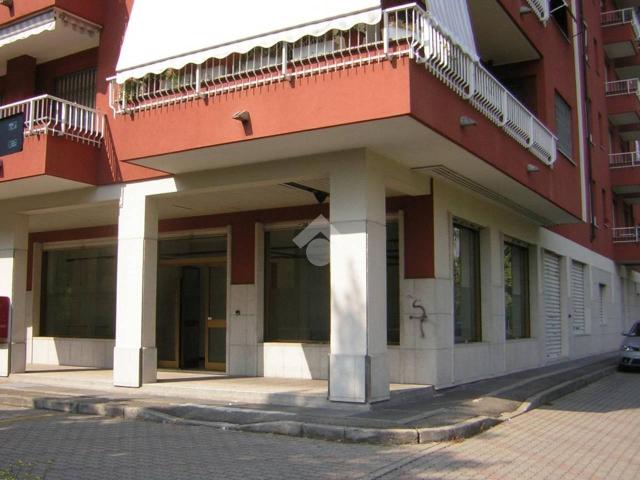 Locale Commerciale in affitto a Zona Omogenea Milano Nord, Cormano
