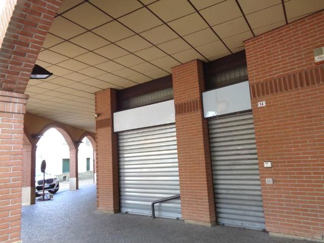 Locale Commerciale in affitto a Cornate D'adda, Lombardia