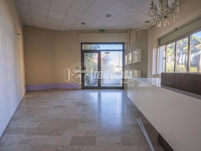 Locale Commerciale in affitto a Zona industriale Corridonia, Marche