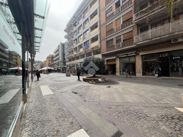 Locale Commerciale in affitto a Calabria, Cosenza