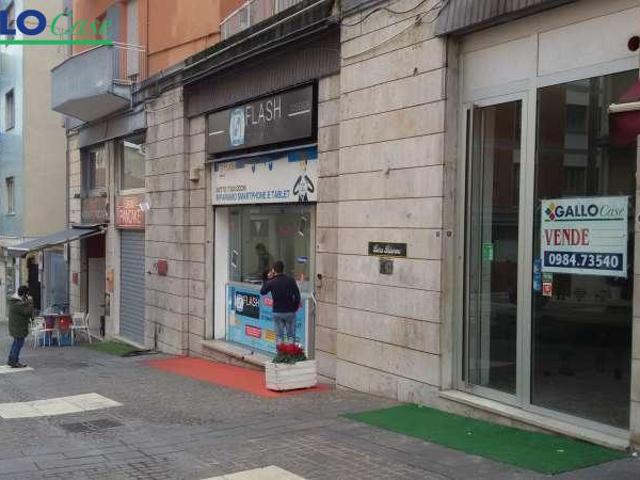 Locale Commerciale in affitto a Calabria, Cosenza