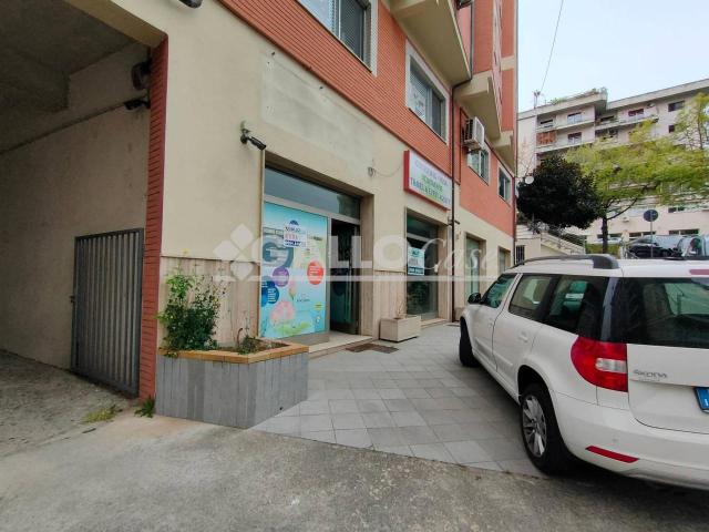 Locale Commerciale in affitto a Città 2000, Calabria