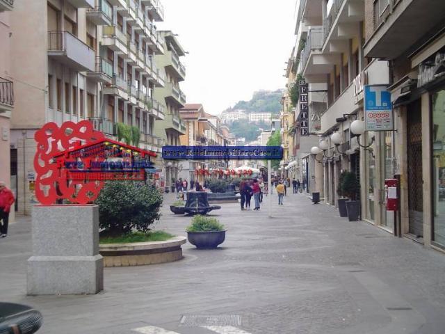 Locale Commerciale in affitto a Calabria, Cosenza