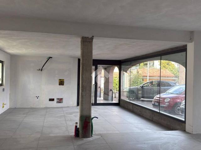 Locale Commerciale in affitto a Credaro, Lombardia
