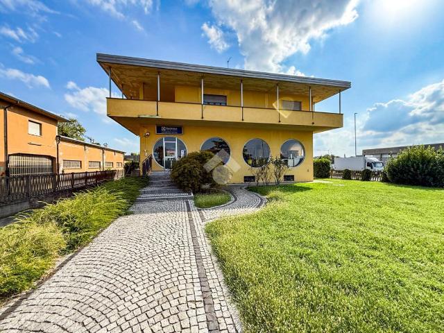 Locale Commerciale in affitto a Crema, Lombardia