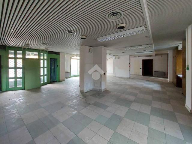 Locale Commerciale in affitto a Zaist, Cremona