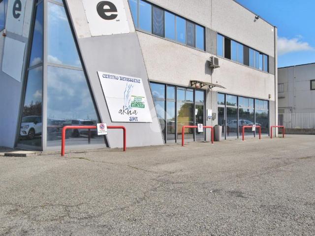 Locale Commerciale in affitto a Piemonte, Vercelli