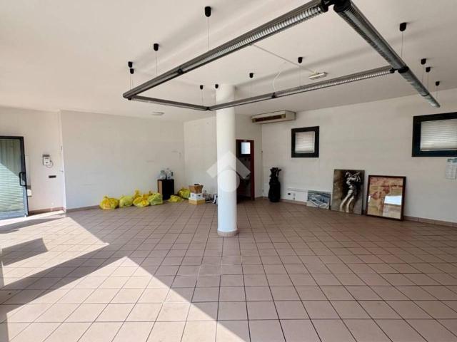 Locale Commerciale in affitto a Curtarolo, Veneto