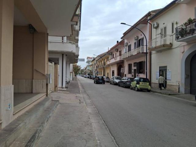 Locale Commerciale in affitto a Curti, Campania