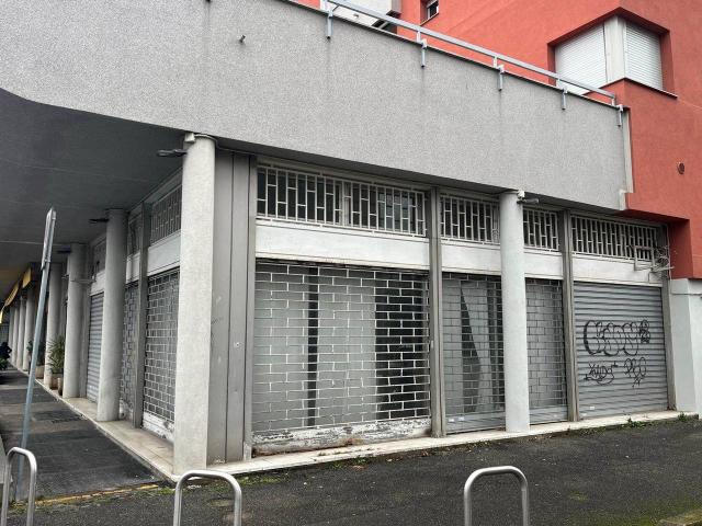 Locale Commerciale in affitto a Zona Omogenea Milano Nord, Cusano Milanino