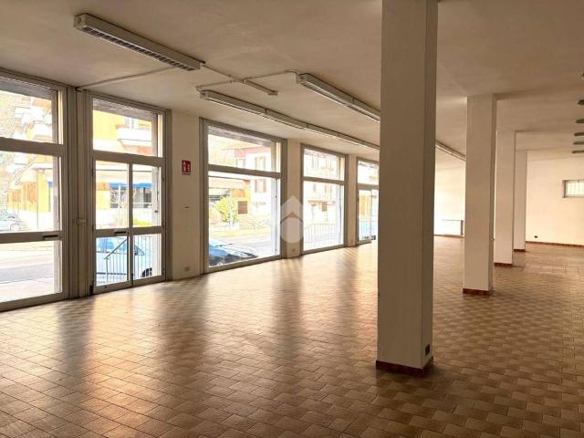 Locale Commerciale in affitto a Comunità montana della valle Camonica, Darfo