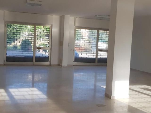 Locale Commerciale in affitto a Deruta, Perugia