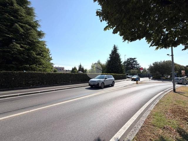 Locale Commerciale in affitto a Rivoltella del Garda, Desenzano Del Garda