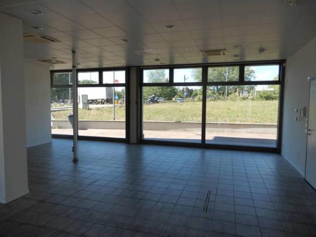 Locale Commerciale in affitto a Nuovo Circondario Imolese, Dozza Imolese