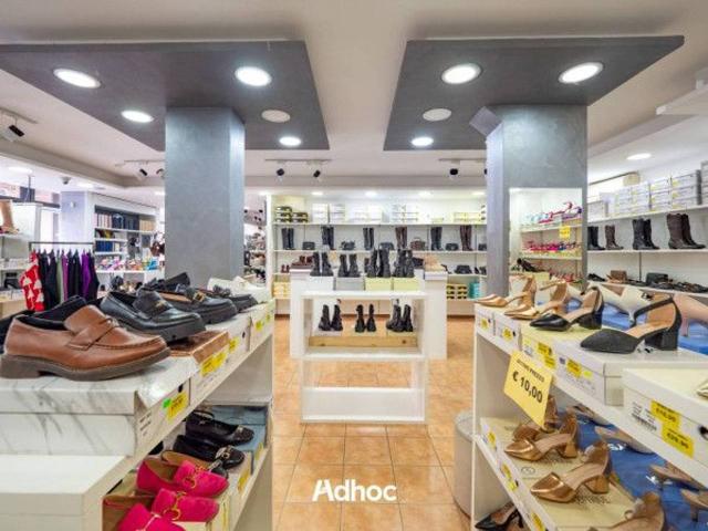 Locale Commerciale in affitto a Carrara, Marche